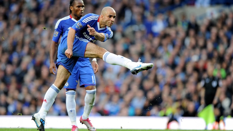 Điểm ấn tượng nhất của cầu thủ Alex là những pha bóng sấm sét Cầu thủ Alex - Một cái tên đầy xa lạ của Brazil